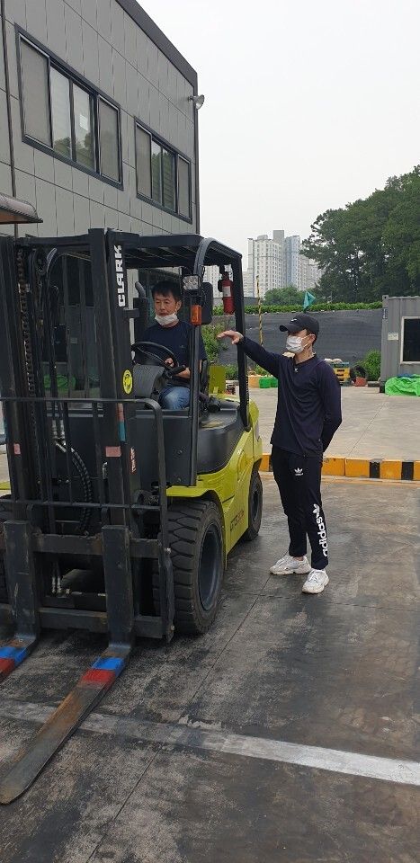 학교 밖 청소년 인턴 장동혁 지게차 교육장면 