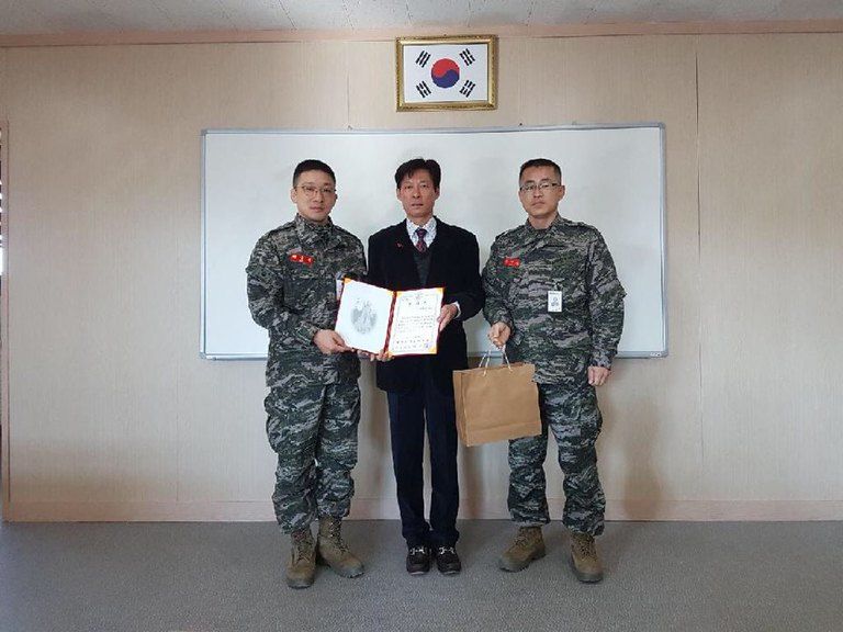 2017.12.05 원장님 해병대제2사단에서 감사장수여 