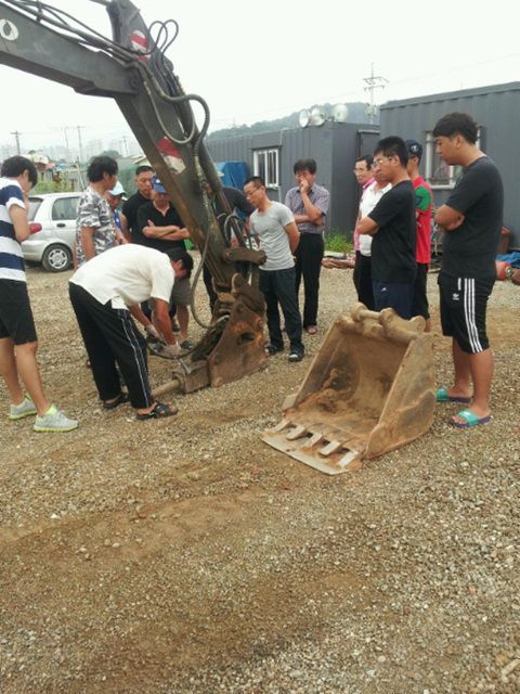 굴삭기 뿌레카 교체장면