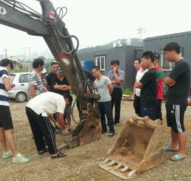 굴삭기 뿌레카 교체장면