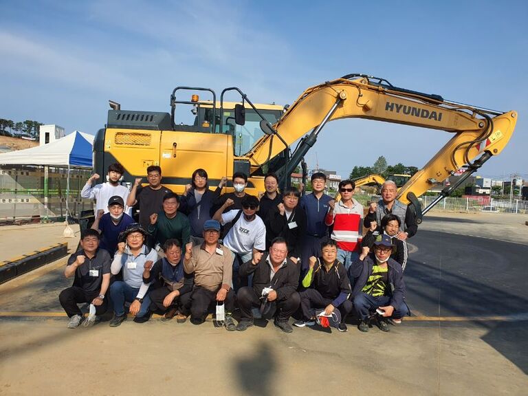 2022년 굴삭기운전 실기과정 3회차 수료 단체사진 및 성적우수자 시상