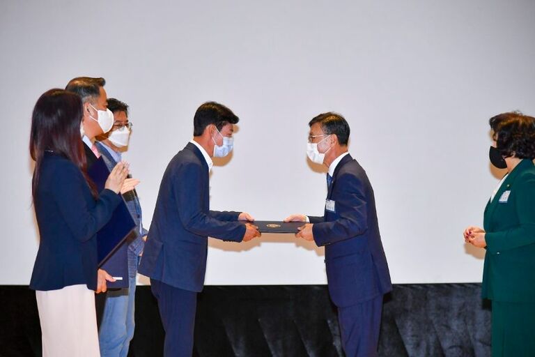 김포중장비 김인섭 원장님 제20기 김포시협의회 출범식 및 정기회의 [민주평화통일자문회의 위촉장] 수여 