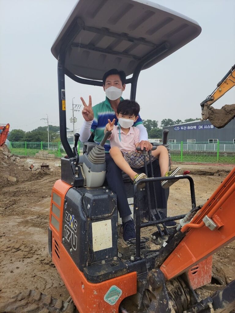 4살 애기에게 굴착기 기술 전수중